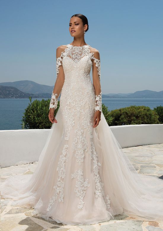 Abito Da Sposa Con Scollatura Girocollo In Pizzo Decorato Con Perline Spalle Scoperte Maniche In Pizzo Trasparente E Strascico Removibile Angela Caputo Sposa