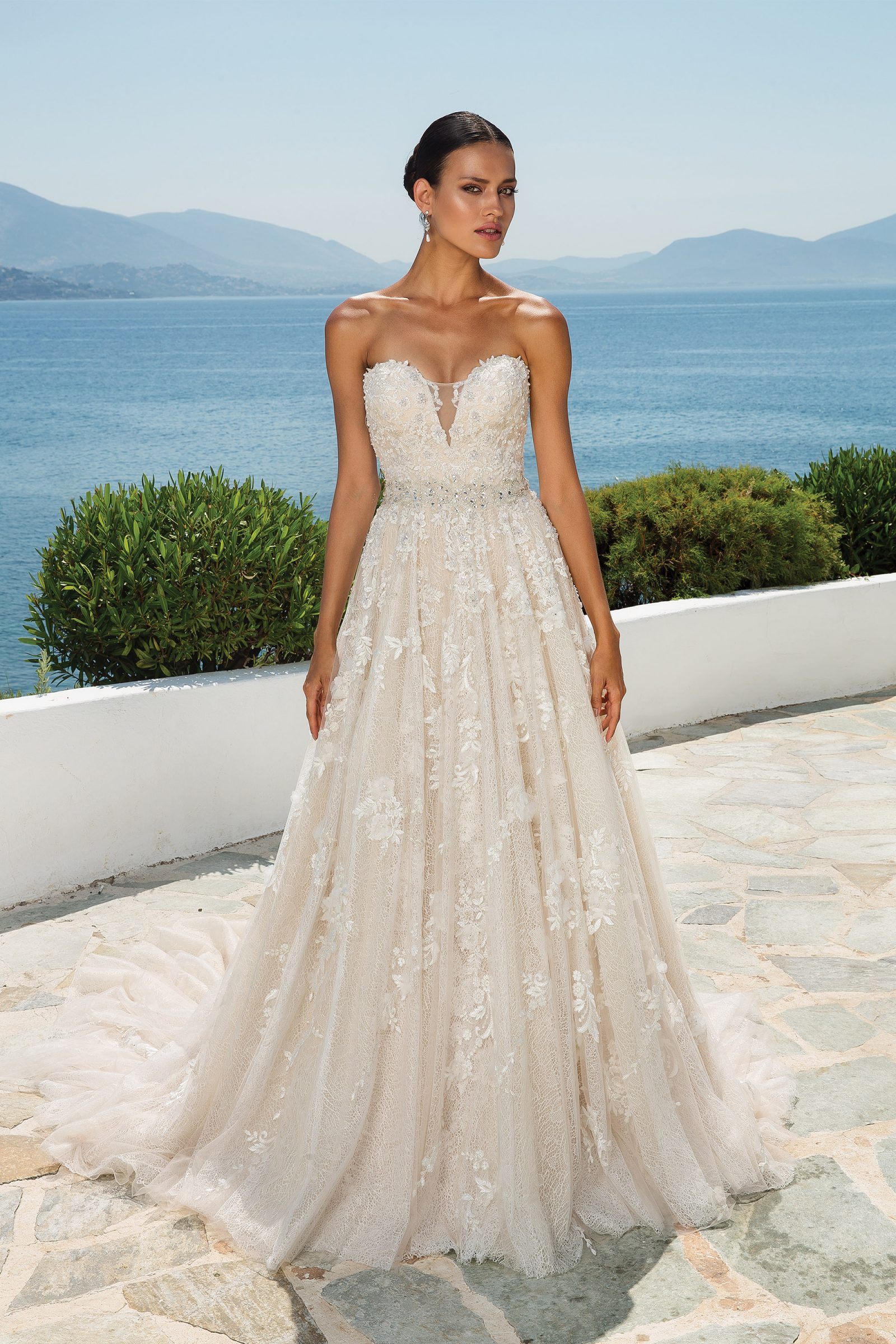 Abito Da Sposa In Pizzo Ruvido Con Abbellimenti Floreali Dimensionali E Scollatura A Cuore